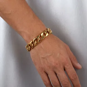 Dettaglio del bracciale a catena cubana in oro da 11 mm da uomo al polso