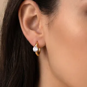 Boucles d'oreilles créoles dorées en acier inoxydable avec une grande pierre zircone