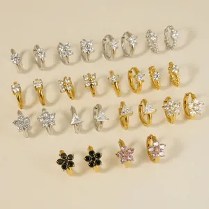 Boucles d'oreilles créoles en acier avec oxydes de zirconium en forme d'étoile et fleur.