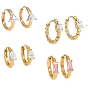 Quatre ensembles de boucles d'oreilles créoles en acier doré avec diverses formes de zircon