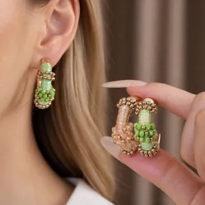 Pendientes de aro en forma de C con cuerda de colores y cuentas de cristal
