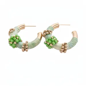 Pendientes de aro retro en forma de C hechos a mano con hilo verde y cuentas de vidrio