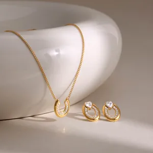Detailansicht eines 18K vergoldeten Hufeisen-Schmucksets aus Edelstahl mit Zirkonia