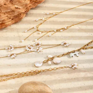 Detailansicht von 18 Karat vergoldeten Titanstahlketten mit eleganten Perlenverzierungen
