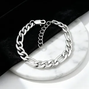 Vue détaillée d'un bracelet gourmette Figaro en acier inoxydable argenté avec fermoir mousqueton
