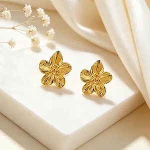 Dettaglio di orecchini a fiore in acciaio inossidabile placcato oro 18 carats.