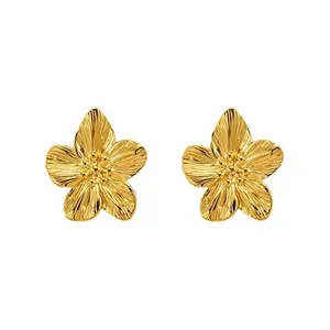 Elegantes pendientes de flor de acero inoxidable chapado en oro de 18 quilates