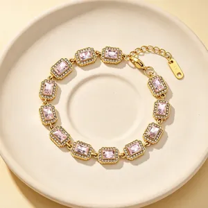 Detailansicht eines vintage Gold-Edelstahlarmbands mit rosa Zirkonia auf einem Keramikteller