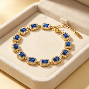 Detailansicht eines luxuriösen Goldarmbands mit blauen Zirkonsteinen in Schmuckschatulle