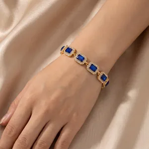 Elegantes Vintage-Armband aus vergoldetem Edelstahl mit blauen Zirkonia-Steinen