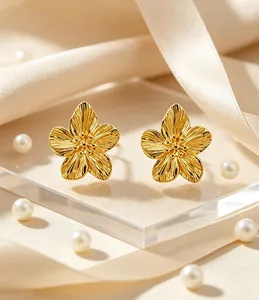 Primo piano dei dettagli degli orecchini a fiore in acciaio inossidabile oro 18K