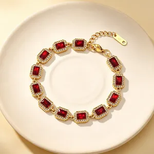 Detailansicht des Vintage-Armbands mit roten Zirkonia und Kristallen auf Teller.