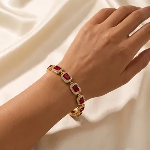 Nahaufnahme eines europäischen Vintage-Armbands mit rotem Zirkonia und Goldbeschichtung