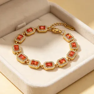 Nahaufnahme eines goldenen Edelstahlarmbands im Vintage-Stil mit orangefarbenen Zirkonia.
