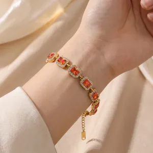 Elegantes vergoldetes Edelstahlarmband mit orangefarbenen Zirkonia-Steinen im Vintage-Stil.
