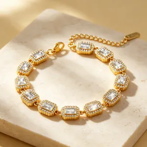 Nahaufnahme eines goldenen Armbandes im Retro-Stil mit quadratischen Zirkonia