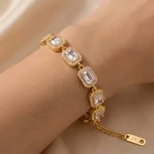 Eleganter Vintage-Edelstahl-Armreif mit rechteckigem Zirkonia-Halo auf dem Handgelenk.