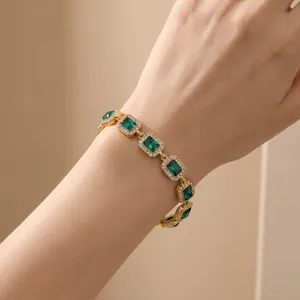 Detailansicht eines vintage Armbands mit smaragdgrünen Zirkonia und Halofassung