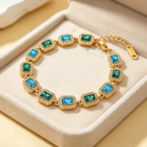 Detailansicht eines Vintage-Armbands aus Gold mit quadratischen Zirkonia-Kristallen
