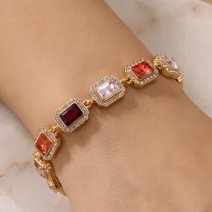 Nahaufnahme eines vergoldeten Vintage-Armbands mit bunten Zirkonia am Handgelenk