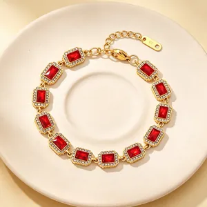 Detailansicht eines eleganten Vintage-Goldarmbands mit roten Steinen und Kristall-Halo