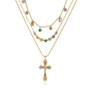 Mehrlagige goldene Edelstahlhalskette mit einem bunten Edelstein-Kreuzanhänger.