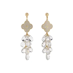 Pendientes de flor bañados en oro de 18 quilates con borlas de cristal transparente.