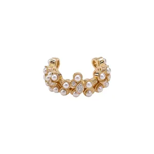 Élégante manchette d'oreille plaquée or 18 carats avec perles et cristaux brillants