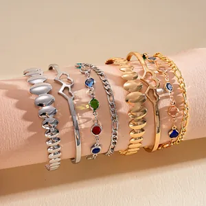 Primo piano di bracciali a cuore oro e argento con accenti in resina colorata