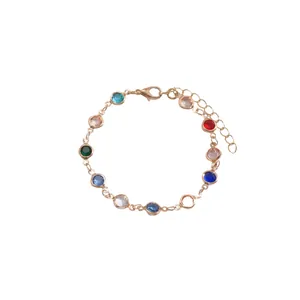 Elegante bracciale a maglie dorate con pietre di cristallo rotonde multicolori e vivaci