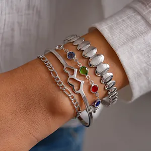Primo piano del set di quattro bracciali in argento con cuore e dettagli in resina colorata