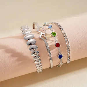 Vista dettagliata del set di 4 bracciali color argento con cuori e gemme colorate