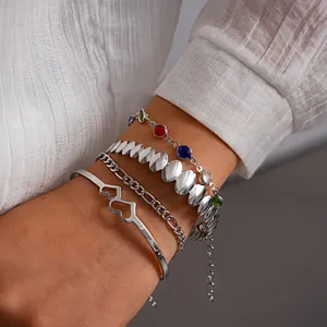 Vista dettagliata di un set di quattro bracciali argentati con cuori e accenti in resina