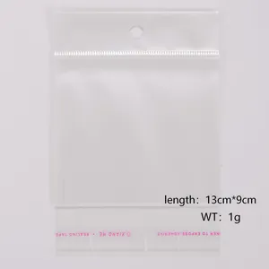 Vista dettagliata del sacchetto in plastica OPP 13x9cm con foro e striscia adesiva.
