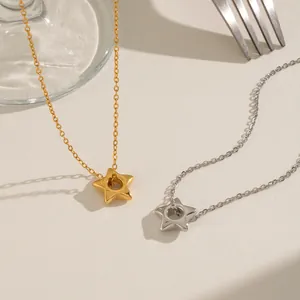 Dettaglio delle collane a stella stereoscopica in finitura oro e argento inox