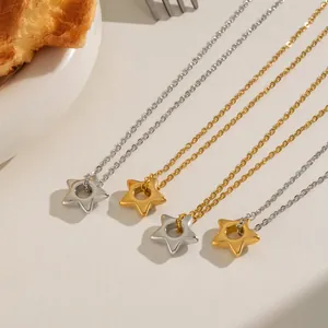 Dettaglio di collane a stella in acciaio inossidabile con finiture oro e argento