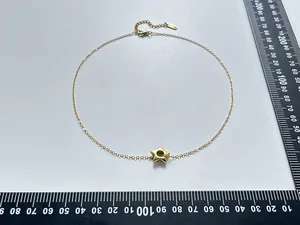 Collana delicata in acciaio inossidabile dorato con ciondolo a stella 3D su scala graduata