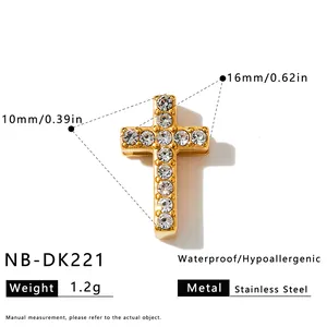 Detailansicht eines goldenen Kreuzanhängers mit klarem Zirkonia für DIY-Schmuck