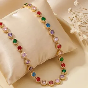 Collier tennis vintage doré avec pierres rondes colorées et détails de halo en cristal