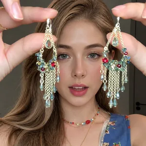 Boucles d'oreilles bohèmes vintage avec cristaux bleu clair et accents floraux rouges