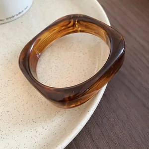 Primo piano di un bracciale in resina ambrata con motivo marmorizzato