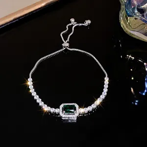 Vista detallada de pulsera ajustable con circón verde talla esmeralda y piedras halo.