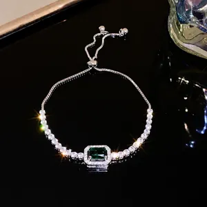 Detailansicht eines verstellbaren Armbands mit smaragdgrünem Zirkon und Halo-Steinen.