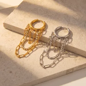 Primo piano di orecchini a cerchio con nappe in acciaio inossidabile e strass oro e argento