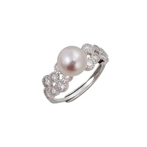 Elegante anello aperto argentato con perla rotonda centrale e pavé di zirconi