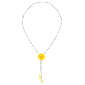 Detail van de Y-vormige ketting met gele knoop en elegante druppelvormige hangers
