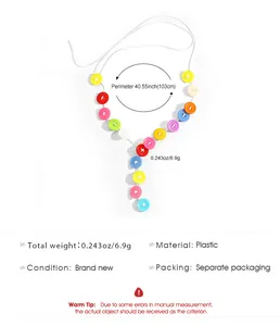 Detailweergave van kleurrijke macaron knoopketting met materiaal en gewicht info