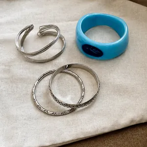 Stylisches blaues Harzarmband und silbernes geometrisches Metallarmbandset für Damenmode