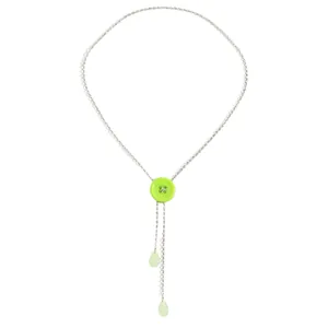 Detailopname van Y-vormige ketting met groene knoop en druppelvormige kwast hangers