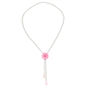 Detail van een Y-vormige ketting met een roze knoop en hangers in waterdruppelvorm roze